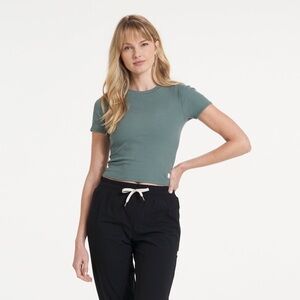 Vuori Pose Fitted Tee - Kelp
